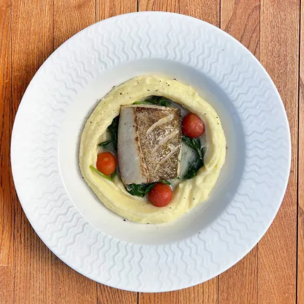 Lomo de bacalao con puré y espinacas