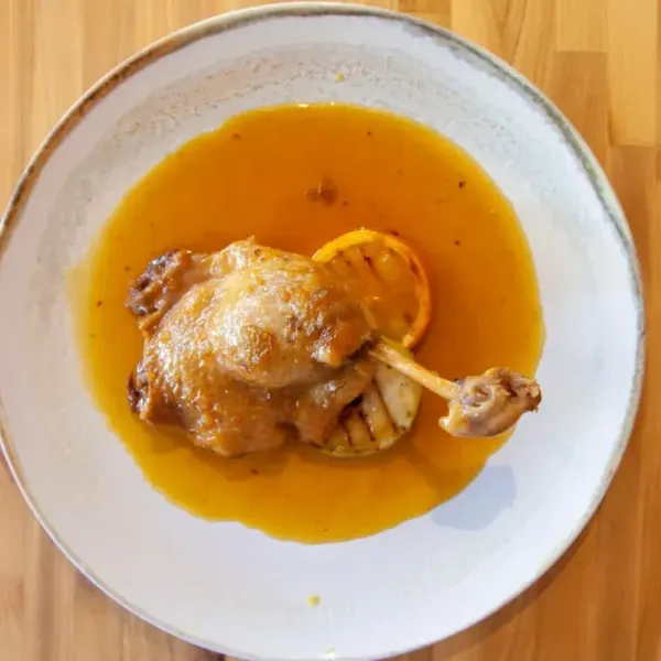 Pierna de pato en salsa de naranja